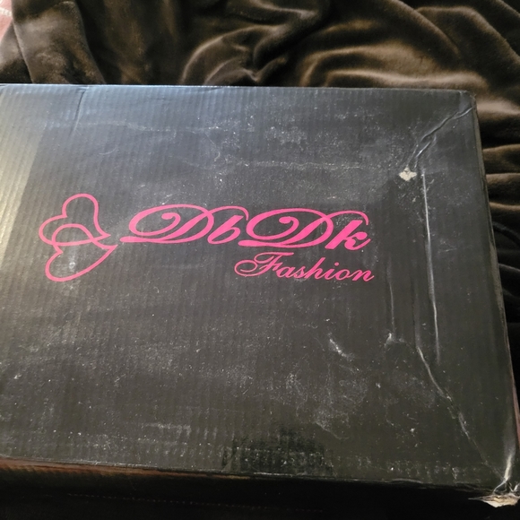 Women's ankle boots black in size 9. Never worn in original box. - Picture 5 of 5